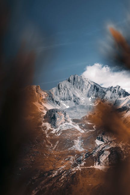 Mountain Landscapes - A breathtaking view of an alpine mountain landsc #14989439